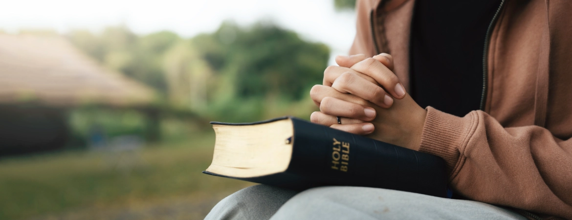 trzymanie biblii