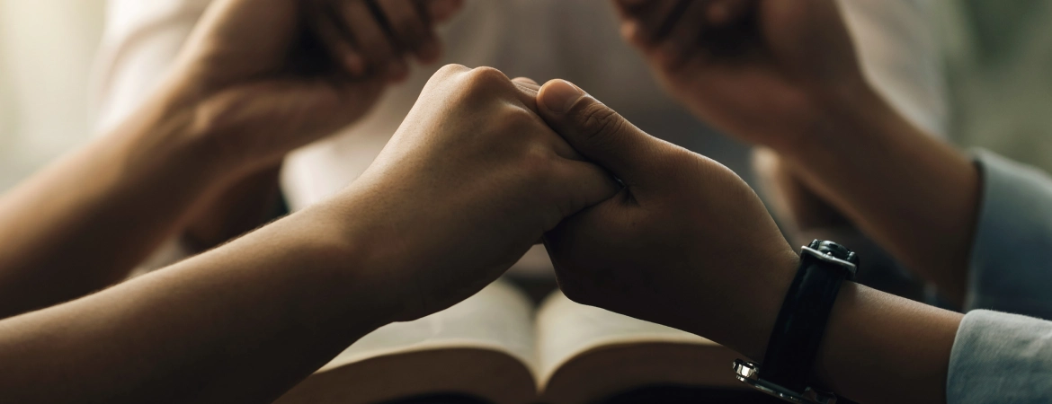 trzymanie się za dłonie